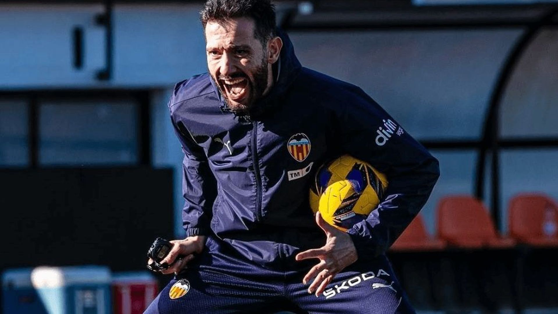 carlos_corberan_grita_en_un_entrenamiento.png carlos_corberan_grita_en_un_entrenamiento.png