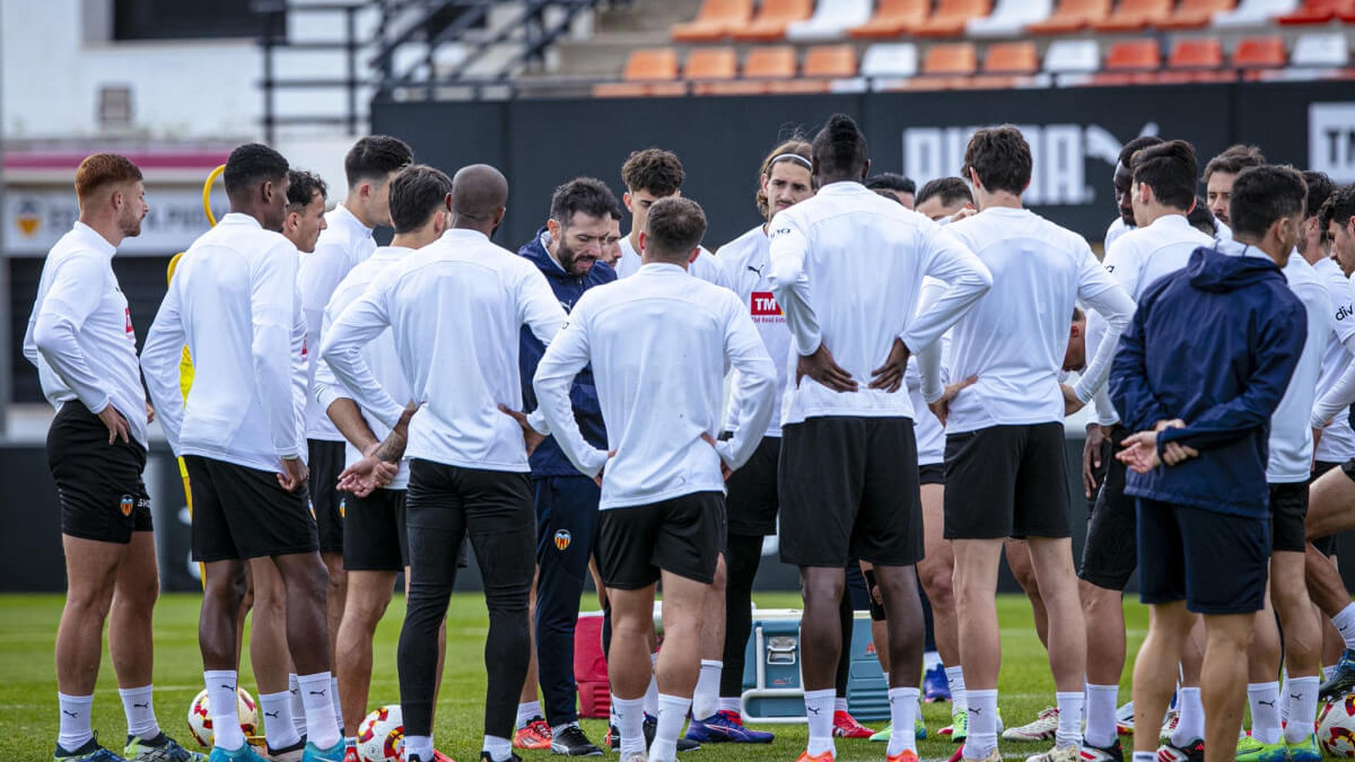 carlos_corberan_habla_en_un_entrenamiento_foto_valencia_cf_001.jpg