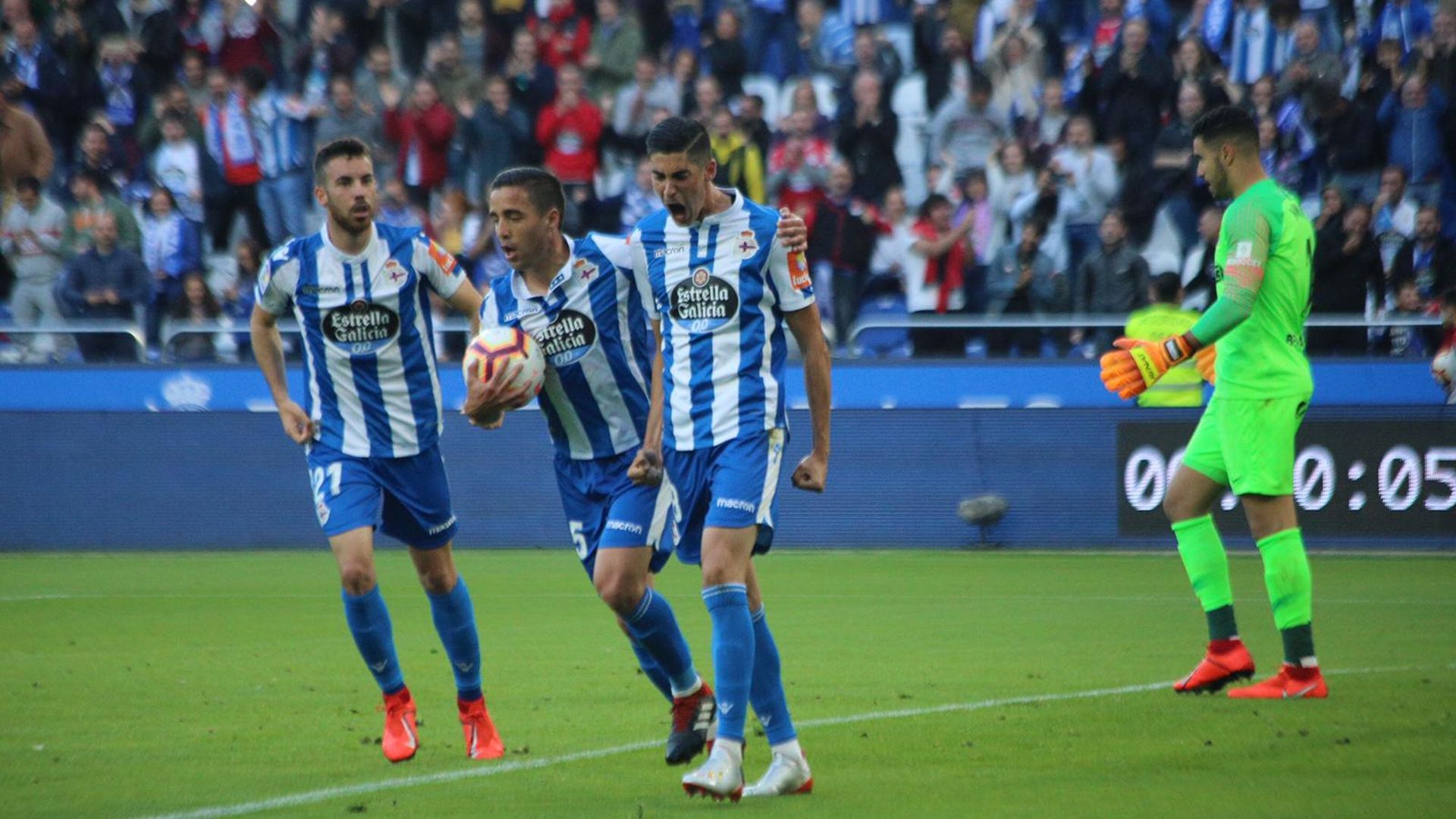 carlos_fernandez_celebra_su_tanto_de_penalti_en_el_depor_malaga_foto_iris_miquel_001.jpeg