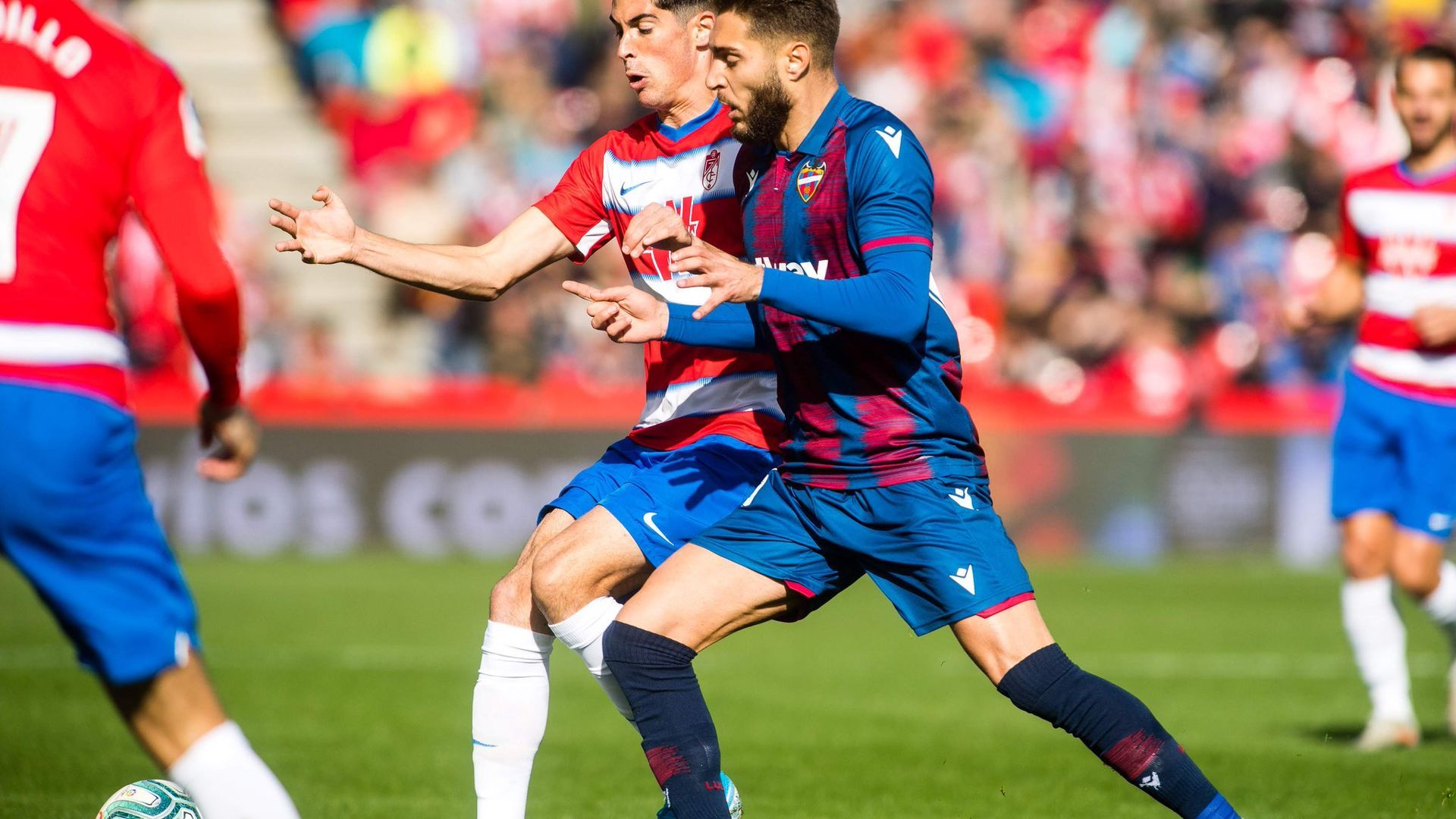 carlos_fernandez_y_rochina_pugnan_por_un_balon_foto_lud.jpg