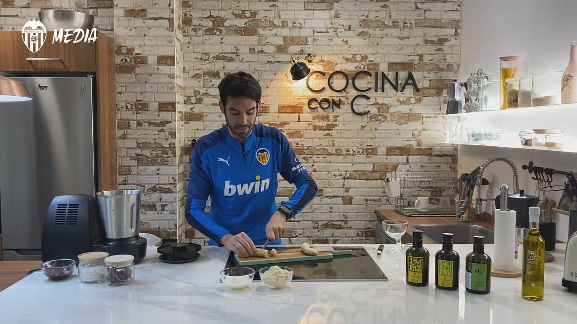 carlos_ferrando_prepara_helados_para_la_plantilla_del_valencia_cf.jpeg