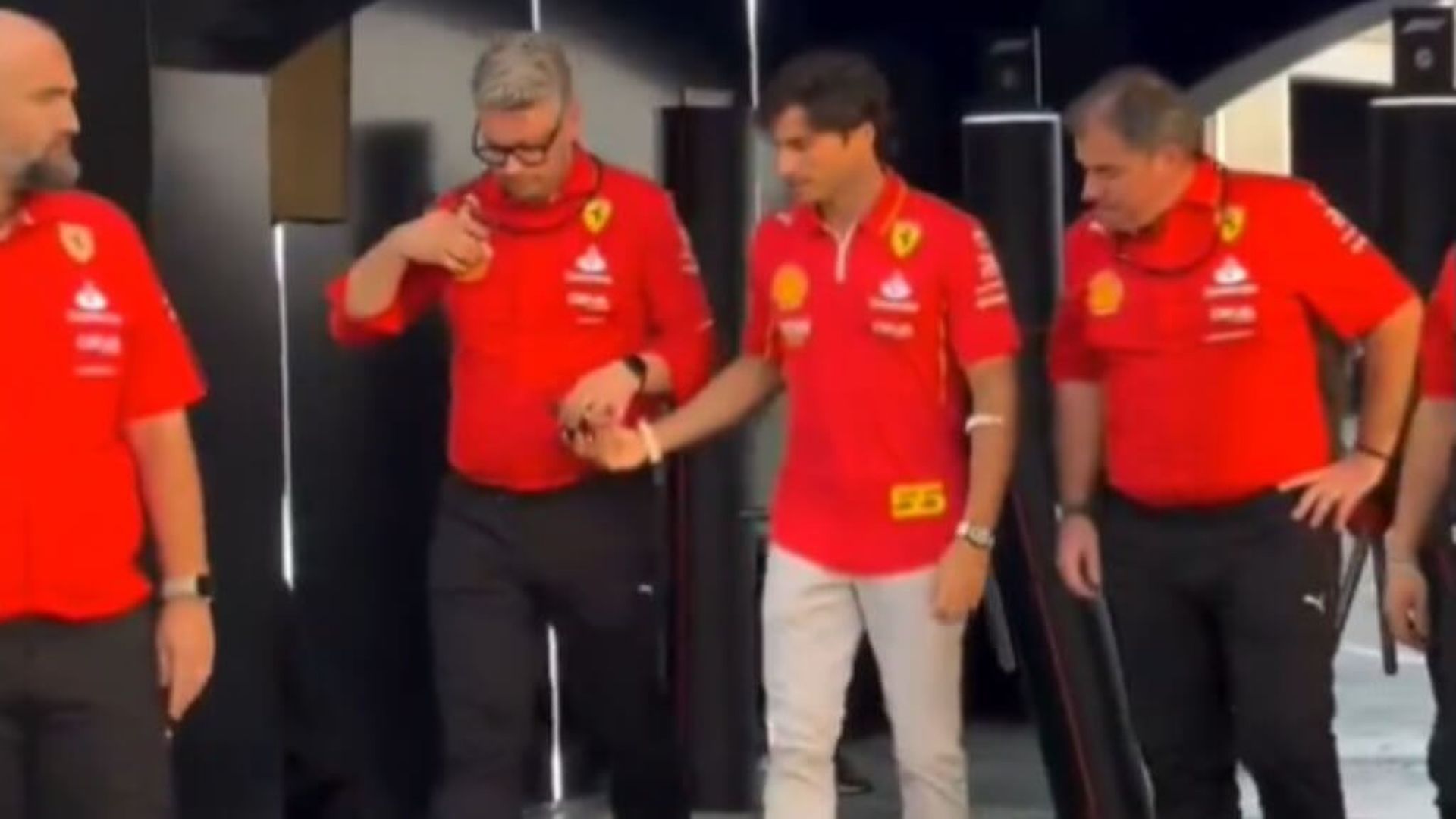 carlos_sainz_reaparece_en_jeddah_recien_operado_y_con_la_pulsera_del_hospital.jpg carlos_sainz_reaparece_en_jeddah_recien_operado_y_con_la_pulsera_del_hospital.jpg