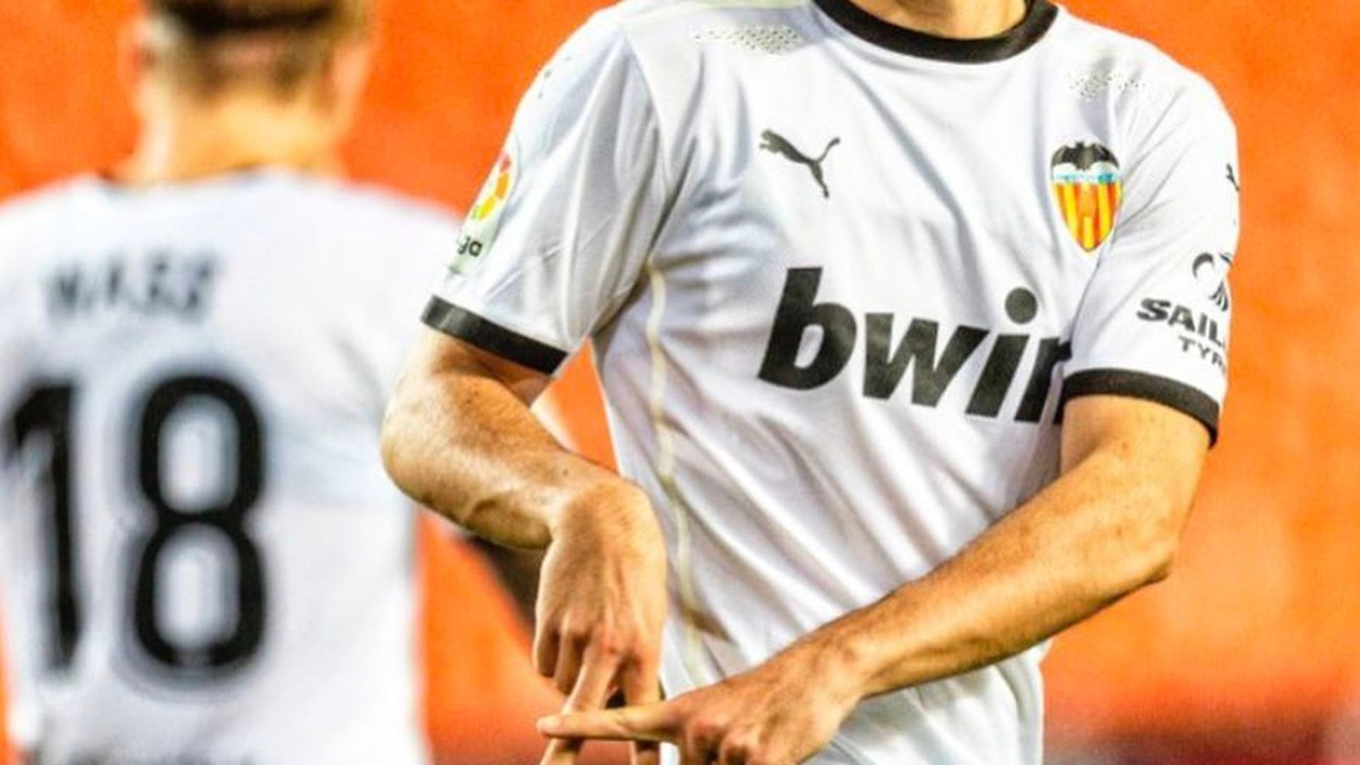 carlos_soler_celebra_un_gol_contra_el_real_madrid_foto_valencia_cf_001.png