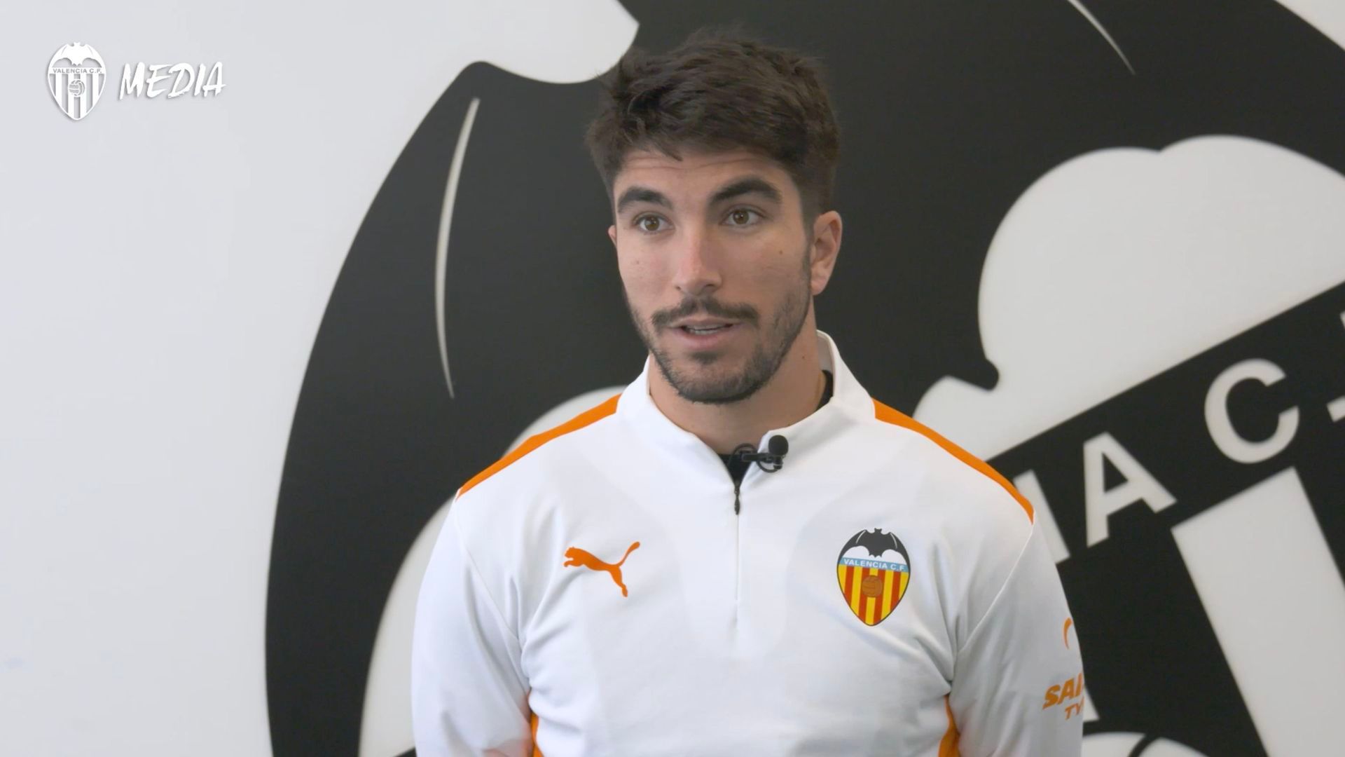carlos_soler_durante_su_entrevista_a_los_medios_del_club_001.png