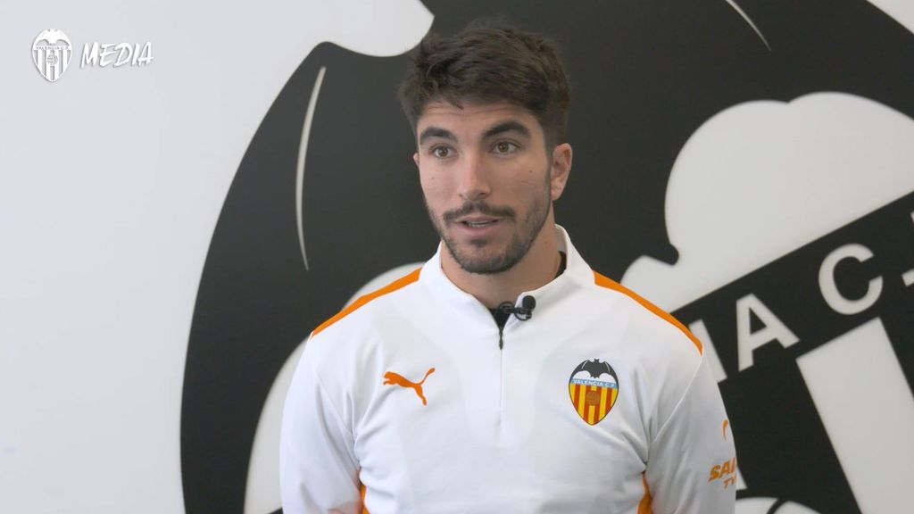 Carlos Soler reacciona sobre el cruce ante el Cartagena de Copa