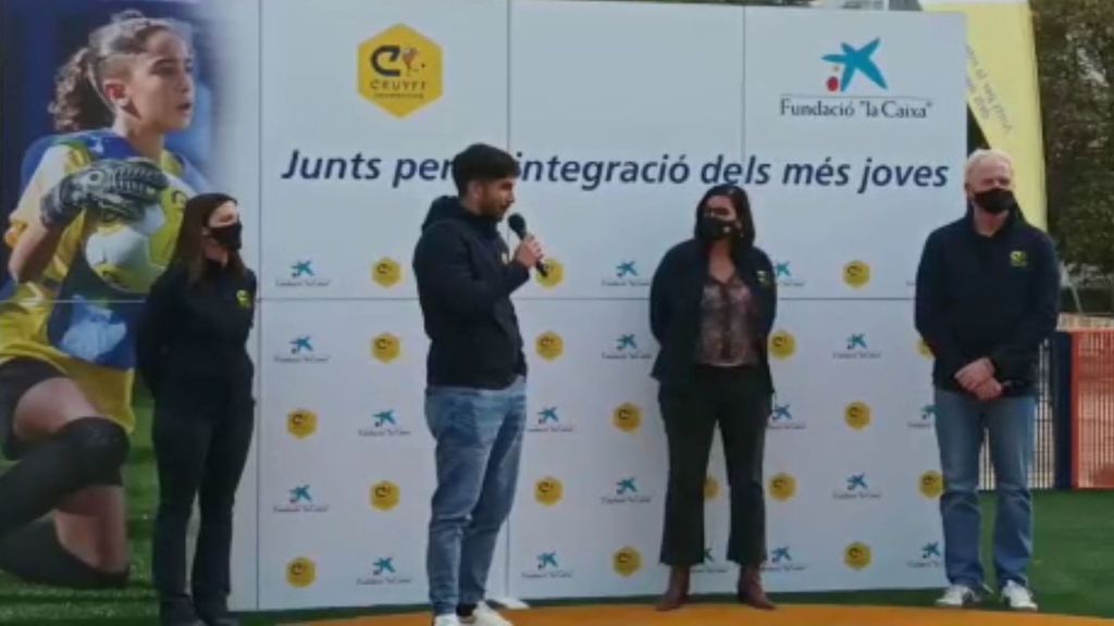 Carlos Soler presenta el campo que lleva su nombre junto a la Fundación Johan Cruyff