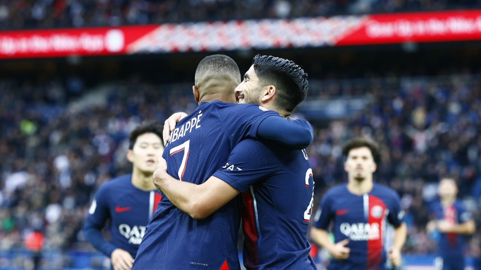 carlos_soler_se_abraza_a_mbappe_001.jpeg carlos_soler_se_abraza_a_mbappe_001.jpeg