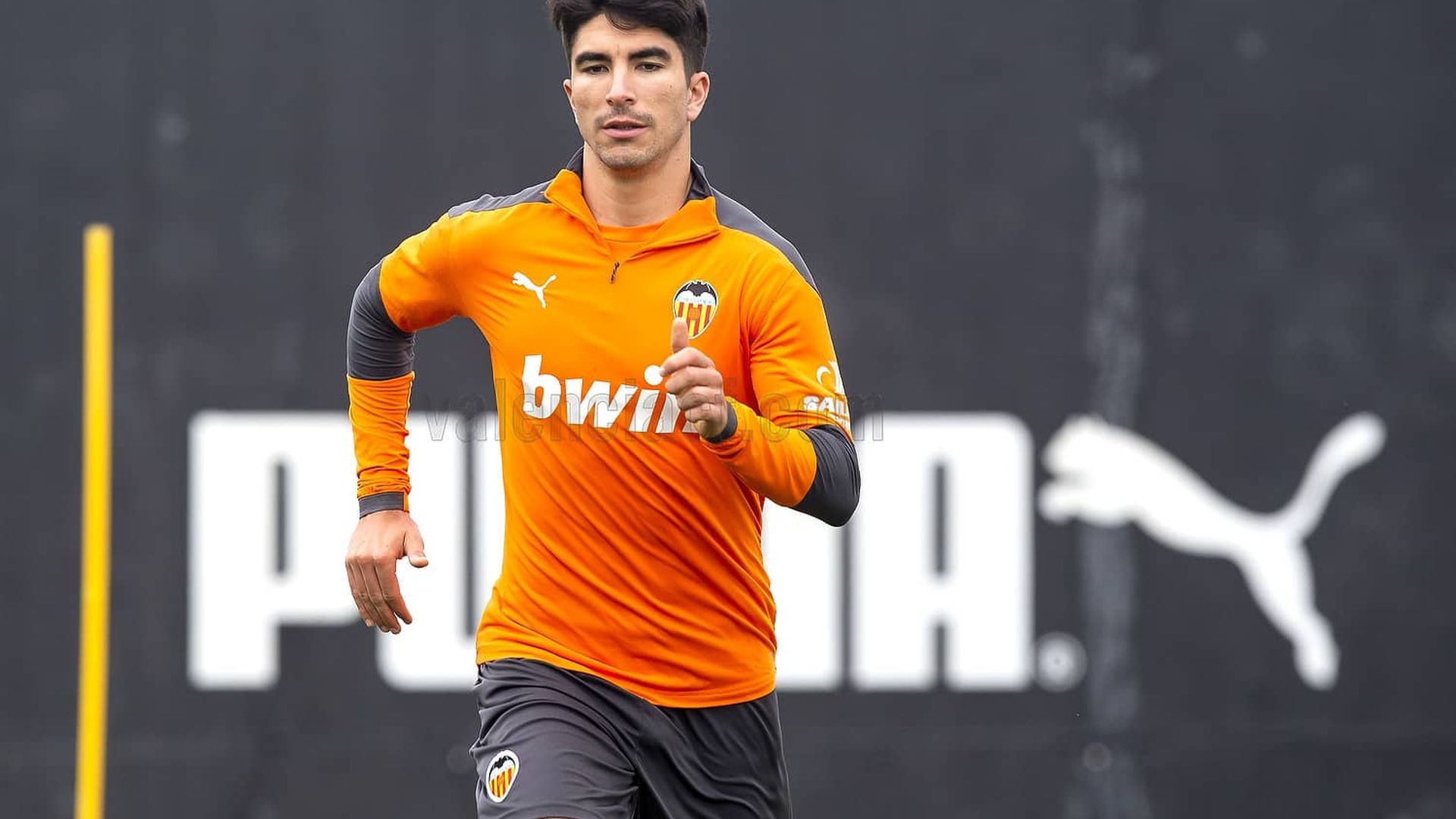 carlos_soler_sigue_al_margen_y_se_prepara_para_su_gran_prueba_foto_valencia_cf.jpeg