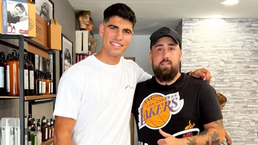 Víctor Martínez, el murciano de orígenes humildes que se convirtió en el peluquero de Carlos Alcaraz