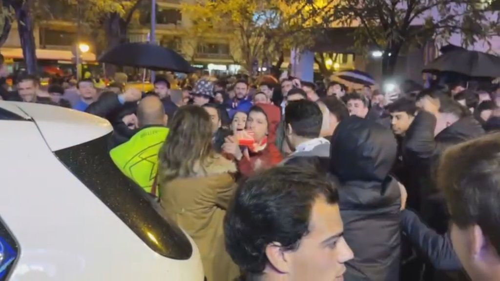 Carolina Alés se enfrenta a varios aficionados tras la derrota ante el PSV