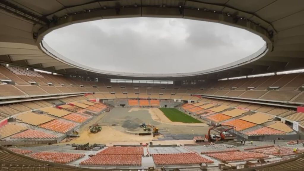 La Cartuja comienza a instalar el césped para la final de la Copa del Rey