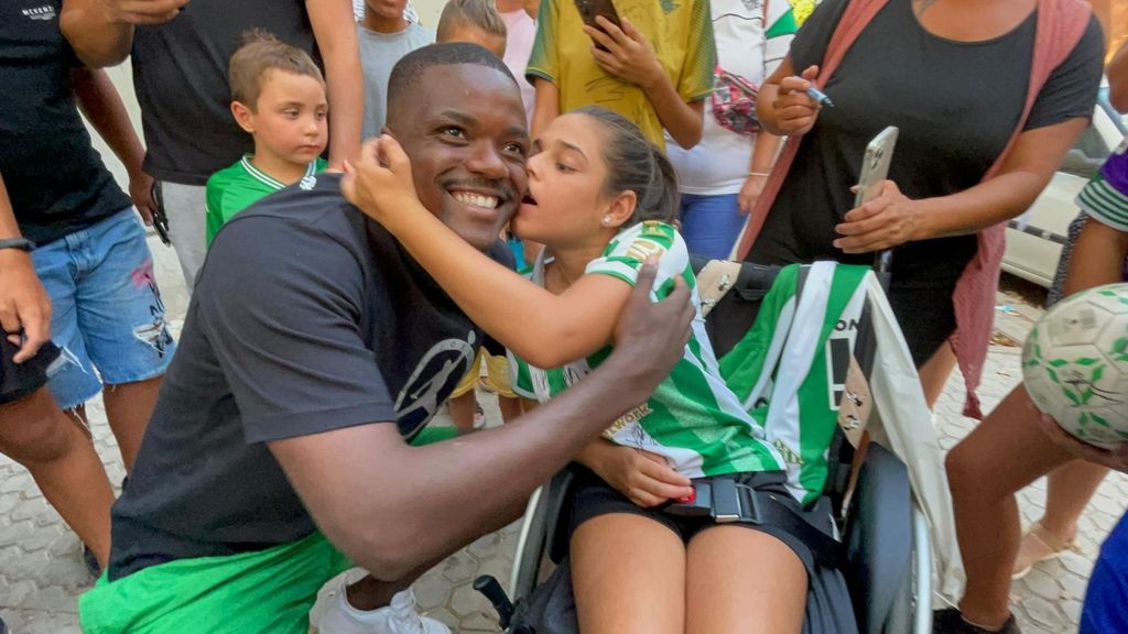 William Carvalho firma autógrafos a la salida del parking