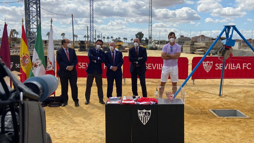 Acto de colocación de la primera piedra de las futuras instalaciones del primer equipo en la ciudad deportiva