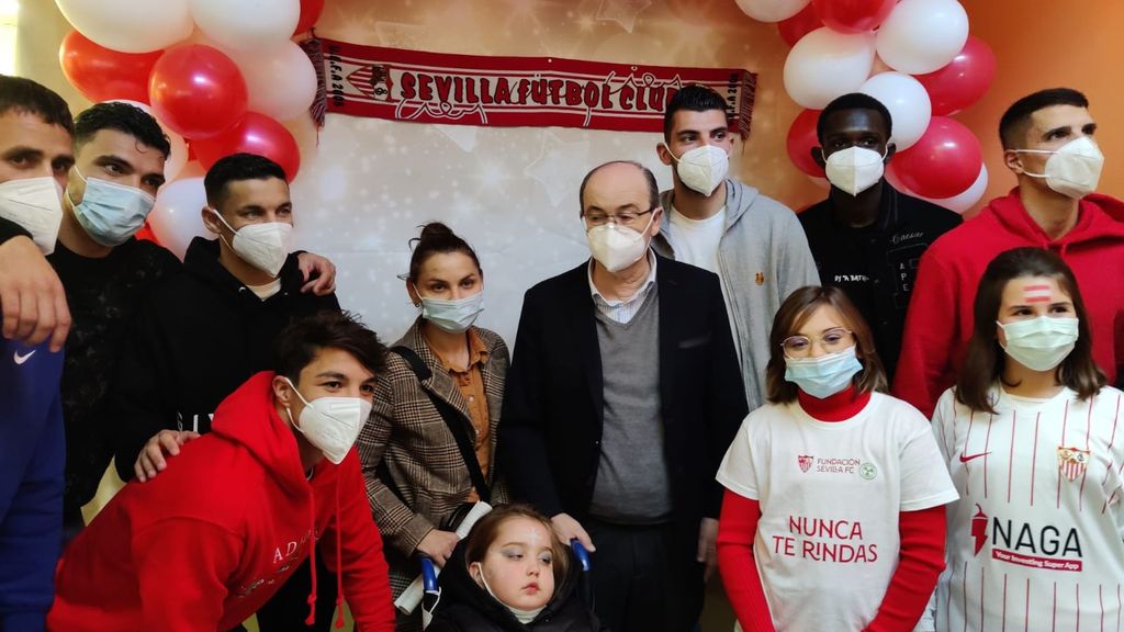 La visita del Sevilla a los niños de Oncología