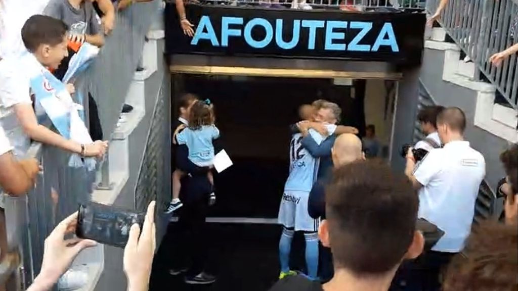 Rafinha abraza a Mouriño en su presentación