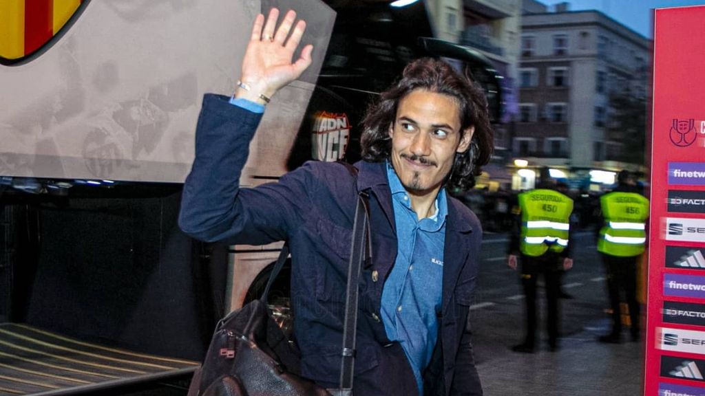 (MEDIASET) Cavani agradece el cariño a su llegada a Mestalla: sonrisa y mano en alto a la afición del Valencia
