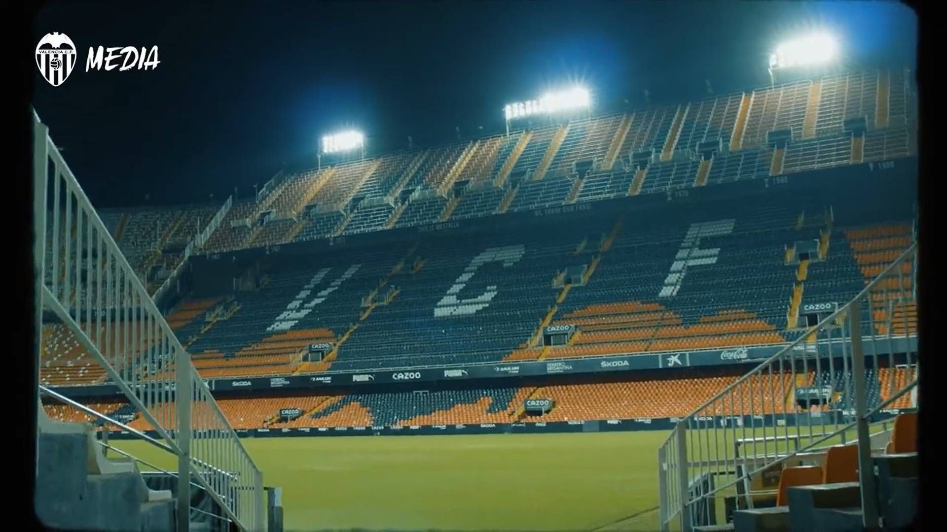 cavani_nuevo_jugador_del_valencia_001.jpg