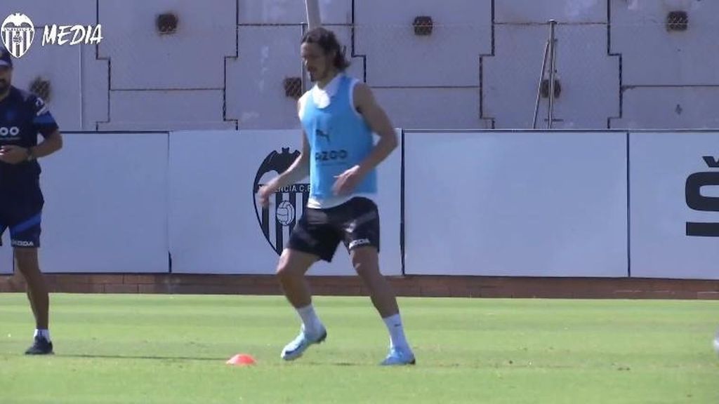 Cavani ya se entrena con el grupo