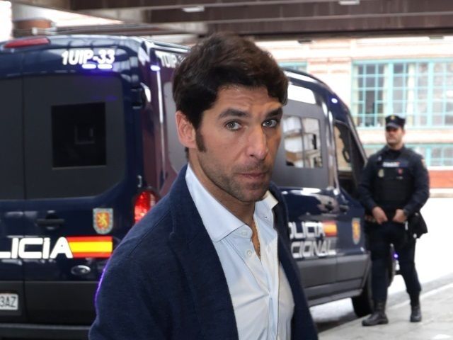 Cayetano Rivera habría perdido el control de su vehículo al buscar el mando para abrir la puerta de su garaje