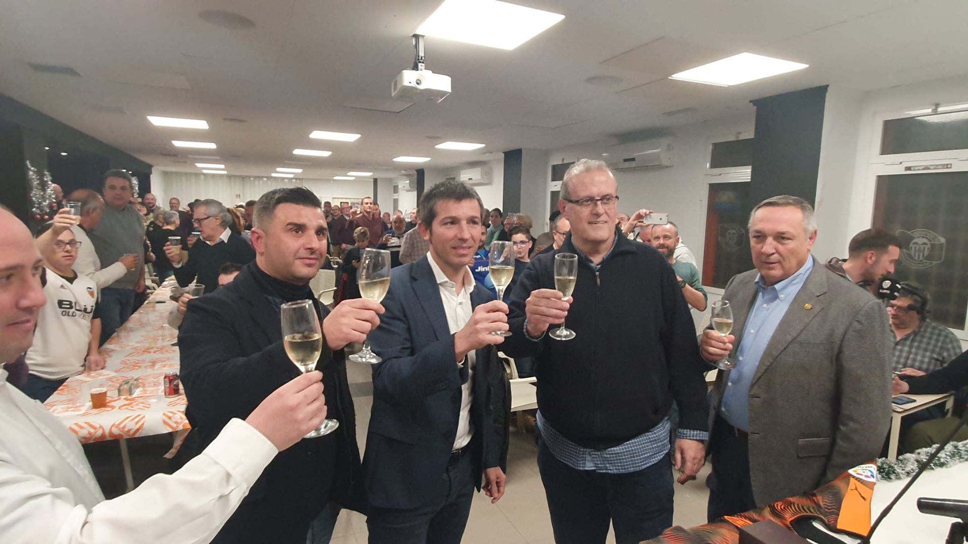 celades_en_la_ultima_cena_del_ano_de_la_agrupacion_de_penas_del_valencia_cf.jpeg celades_en_la_ultima_cena_del_ano_de_la_agrupacion_de_penas_del_valencia_cf.jpeg
