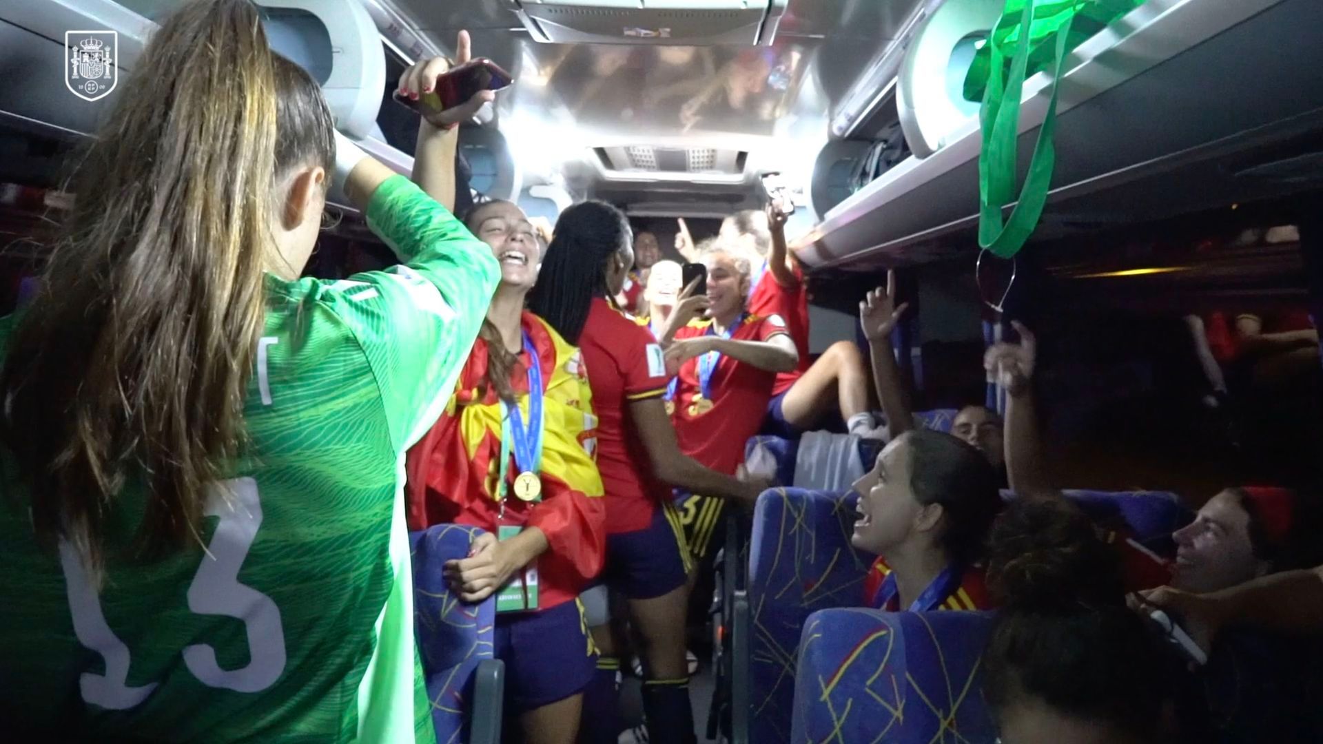 celebracion_de_las_jugadoras_en_el_autobus_001.png