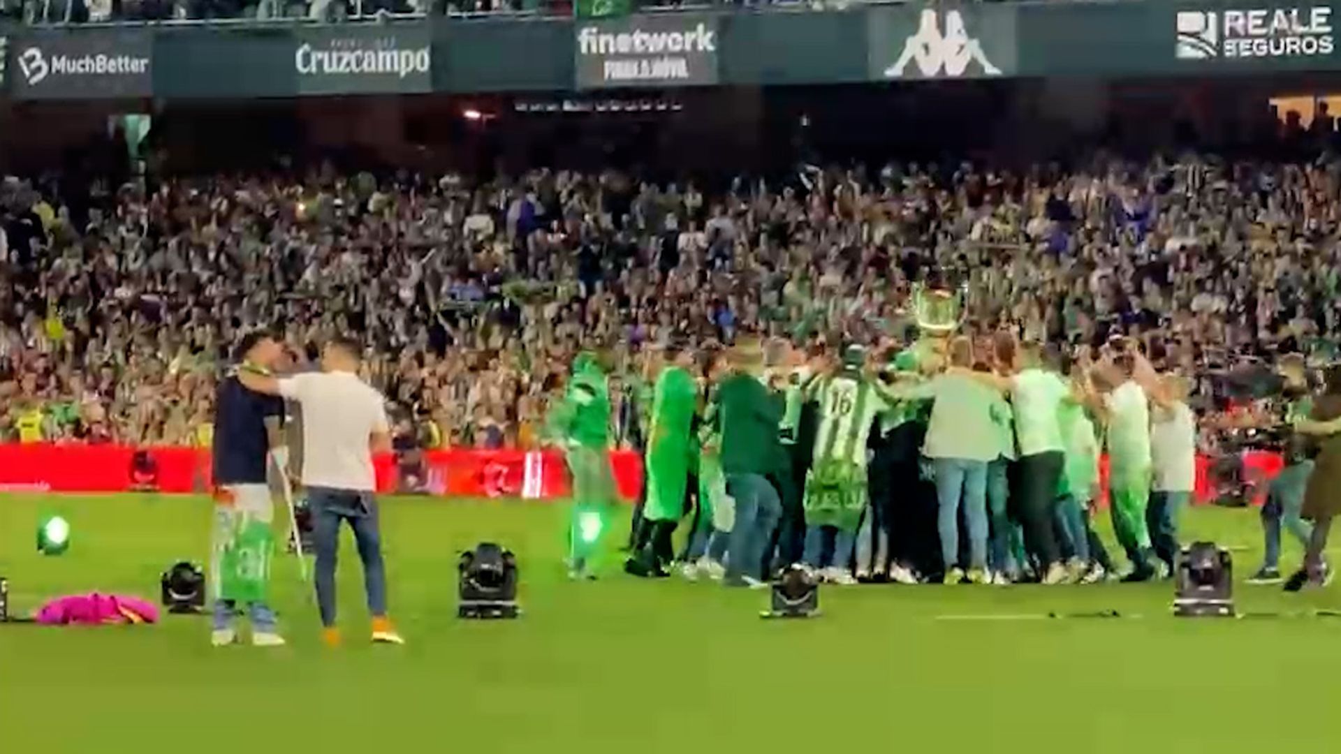 celebracion_del_betis_tras_ganas_la_copa_del_rey_001.jpg