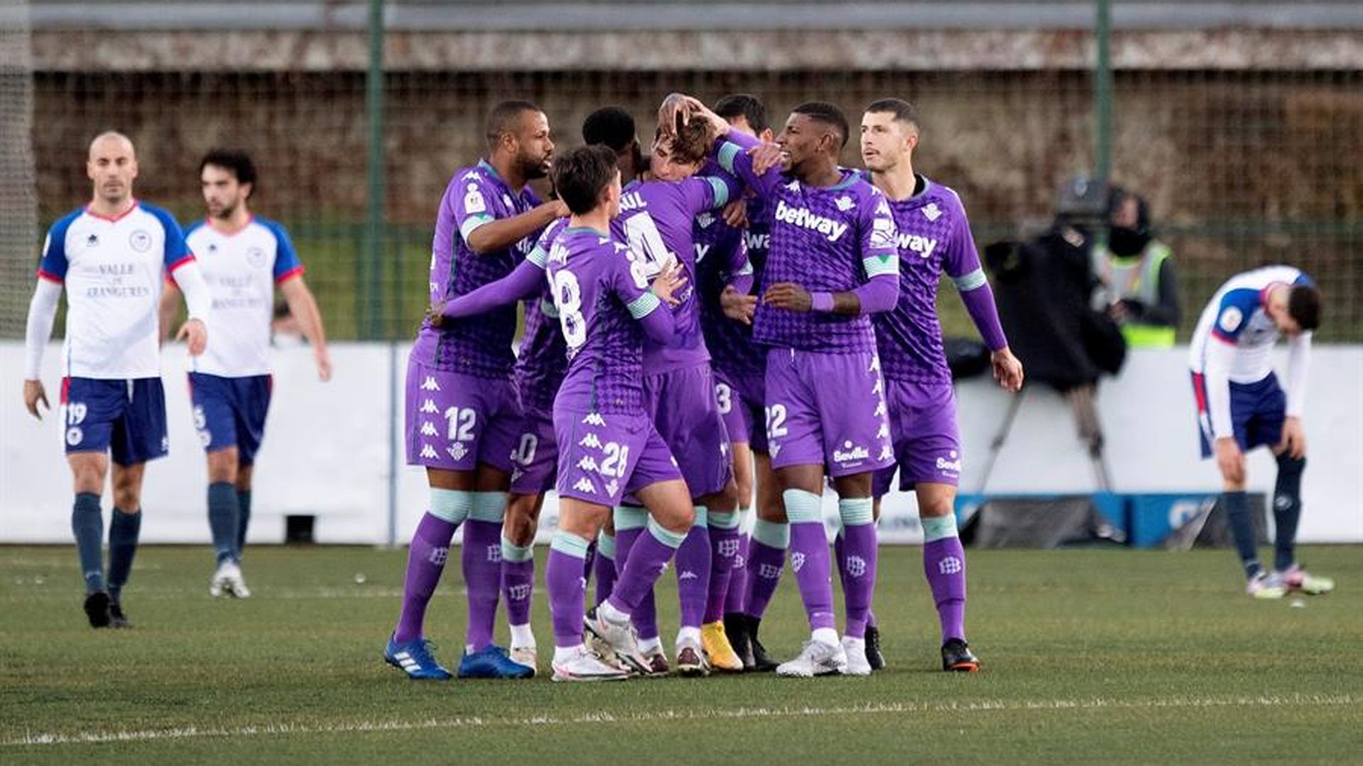 celebracion_del_gol_de_emerson_ante_el_mutilvera_foto_efe.jpg