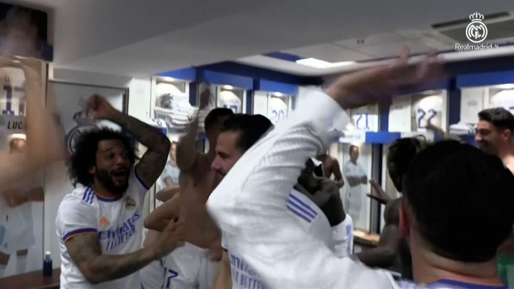 (Mediaset) Del baile histórico de Camavinga a desatarse la locura entre los jugadores: la fiesta en el vestuario del Madrid tras ganar al City