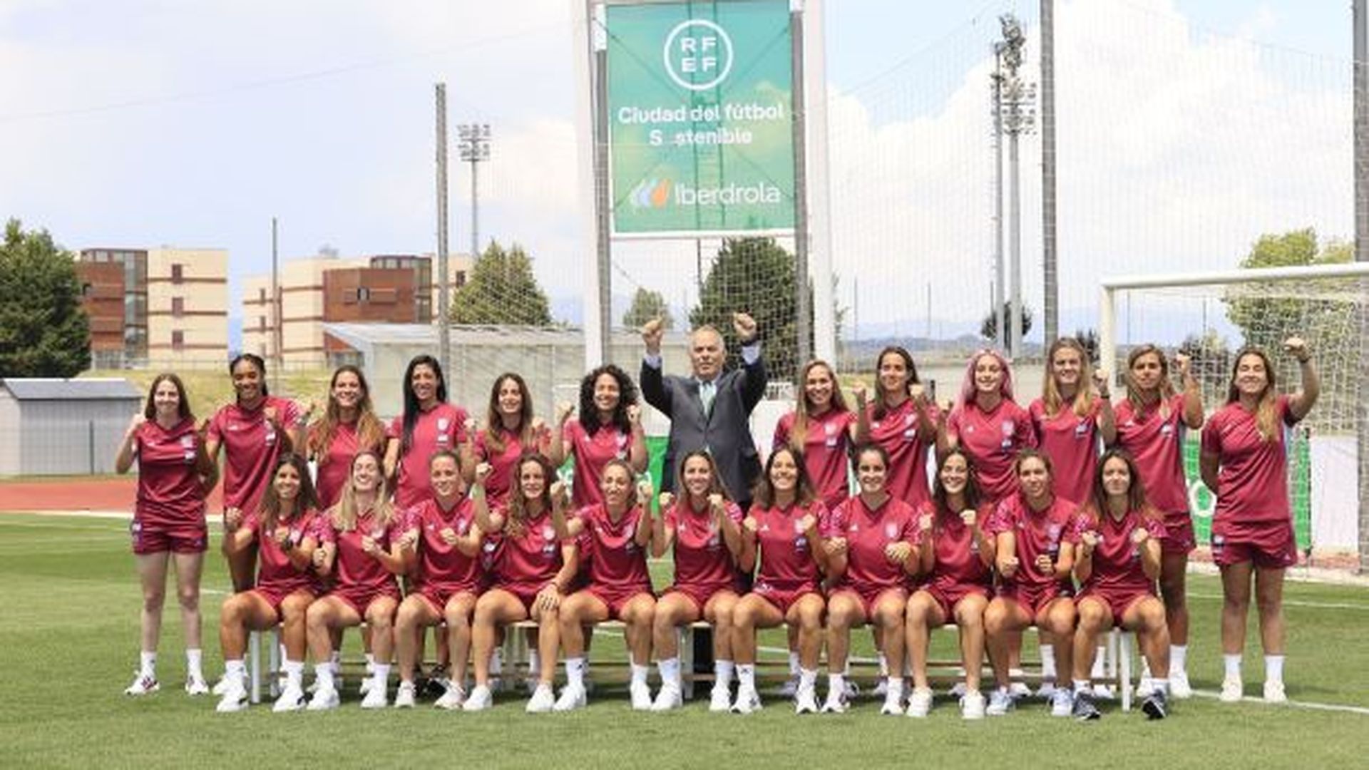 ceo_iberdrola_espan__a_mario_ruiz_tagle_con_la_seleccio__n_espan__ola_de_fu__tbol_feme.jpg