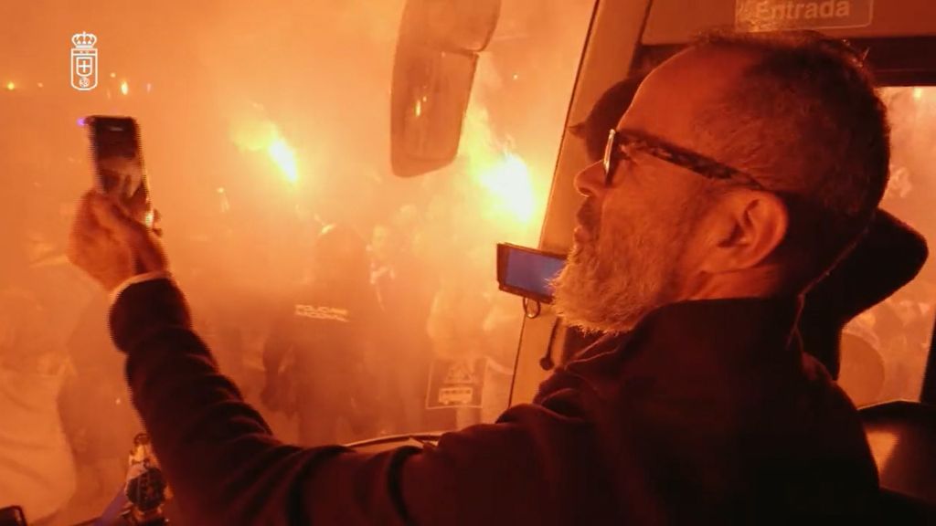 El recibimiento al Real Oviedo en el Carlos Tartiere para el Derbi, desde dentro del autobús