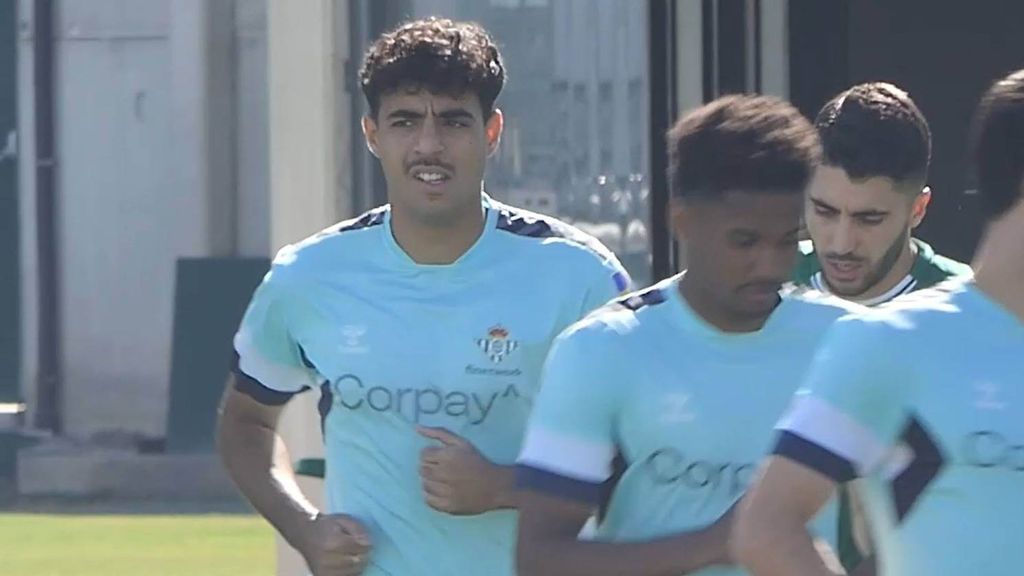 Entrenamiento de Chadi Riad con el Real Betis tras los rumores de su marcha al Crystal Palace