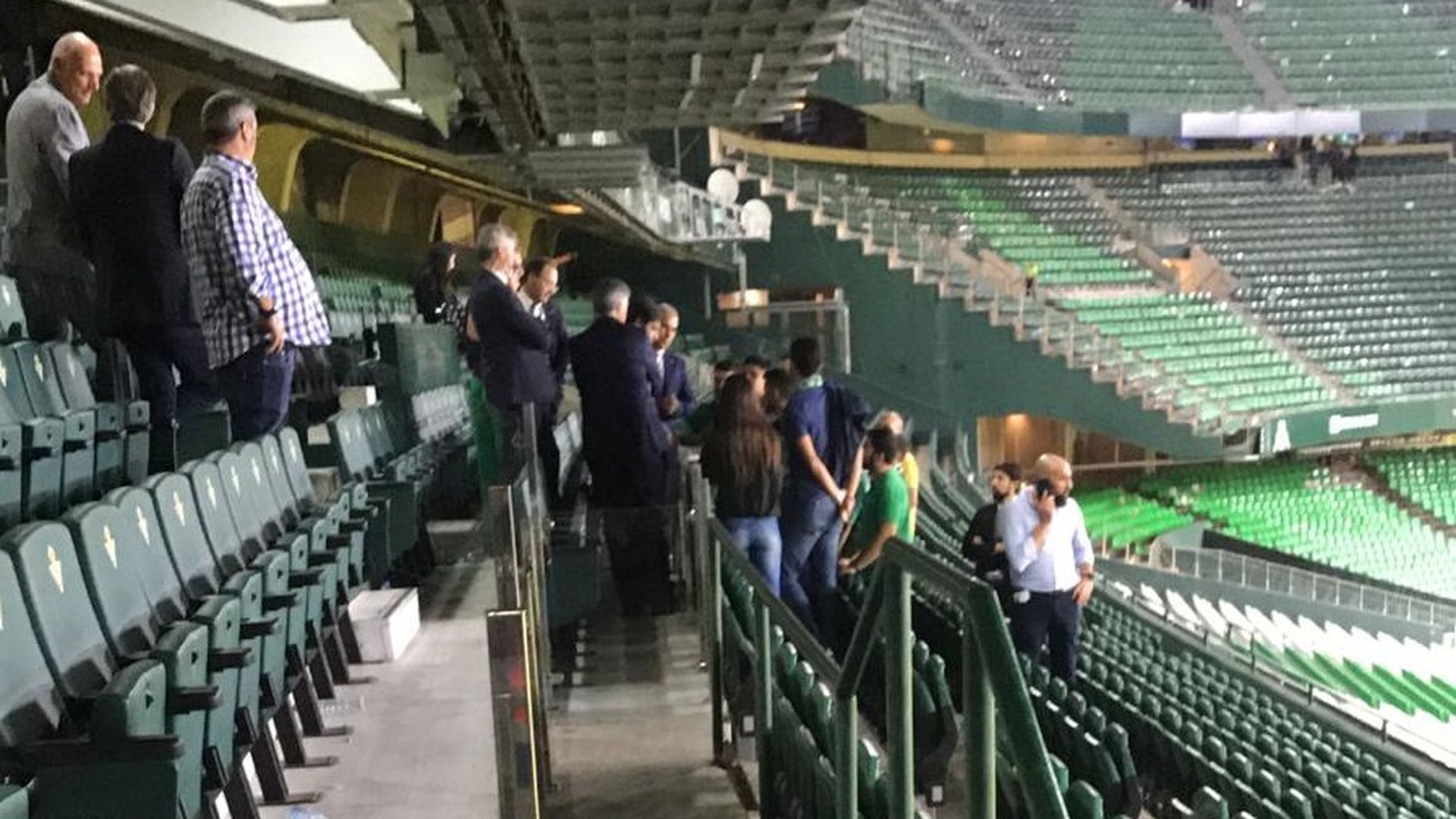 charla_de_algunos_aficionados_con_angel_haro_foto_eldesmarque.jpg charla_de_algunos_aficionados_con_angel_haro_foto_eldesmarque.jpg