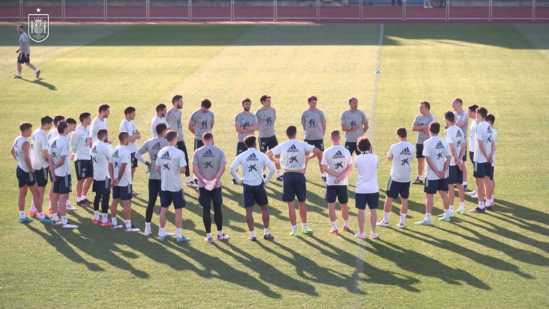 charla_de_luis_enrique_al_comienzo_del_entrenamiento_de_la_seleccion.png