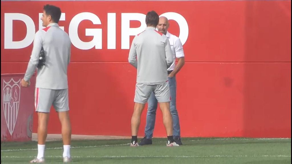 Charla monchi-lopetegui y luego charla lopetegui con los jugadores