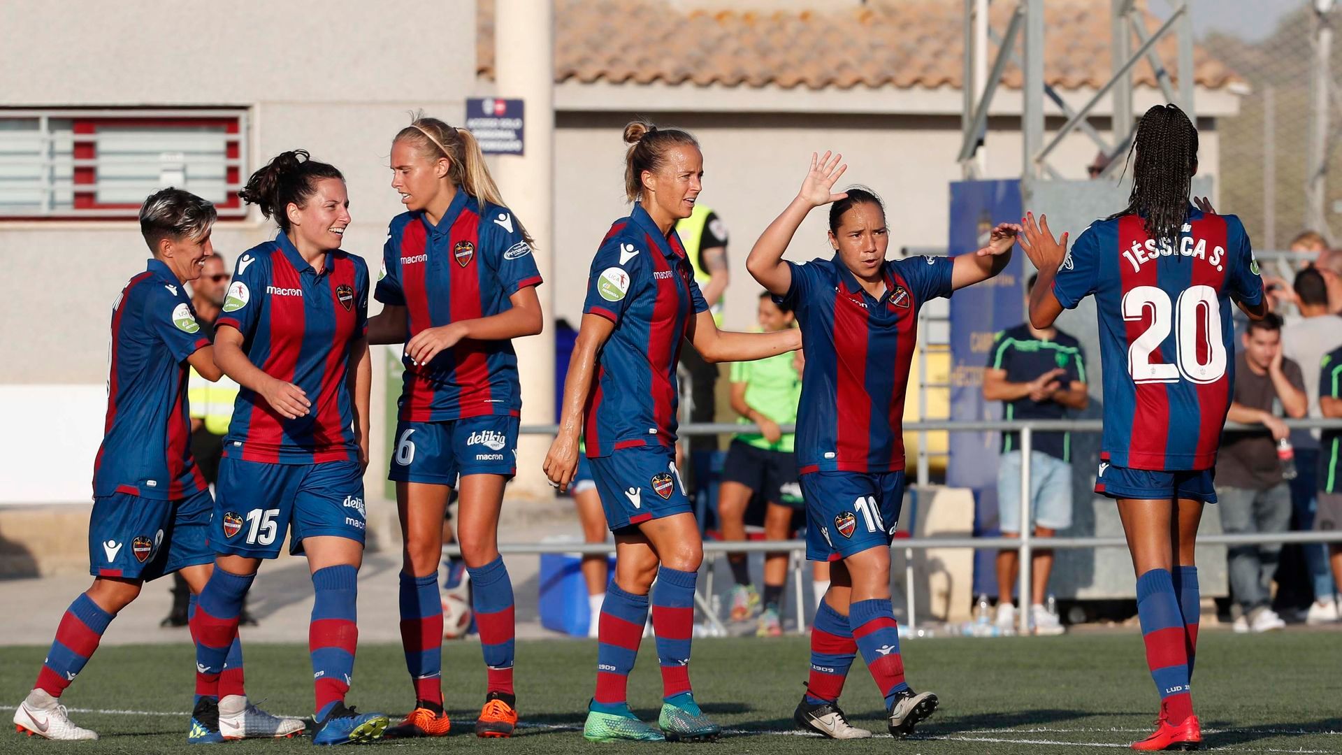 charlyn_corral_celebra_un_gol_con_el_levante_femenino_foto_laliga.jpg