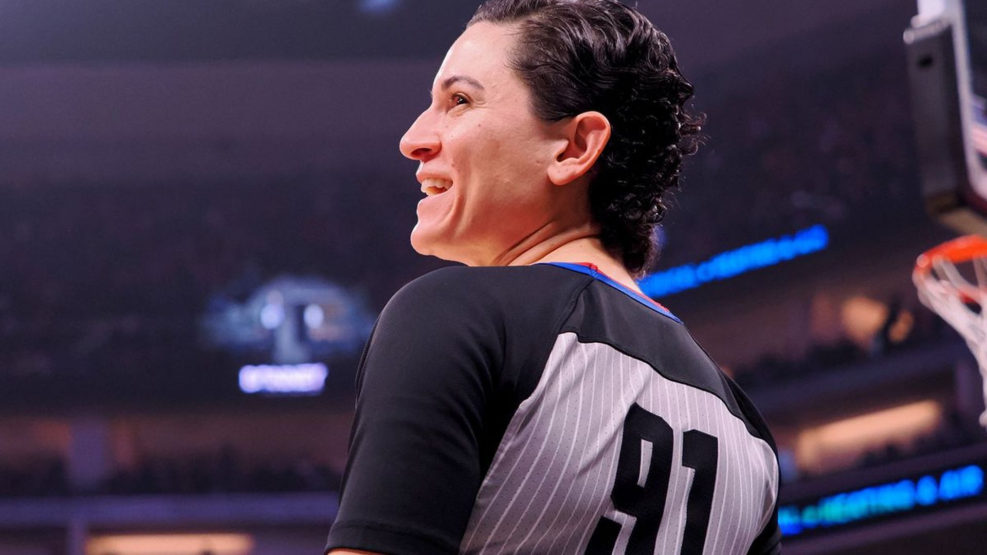 che_flores_se_convierte_en_la_primera_arbitro_trans_no_binaria_en_el_deporte_de_elite_.jpg che_flores_se_convierte_en_la_primera_arbitro_trans_no_binaria_en_el_deporte_de_elite_.jpg