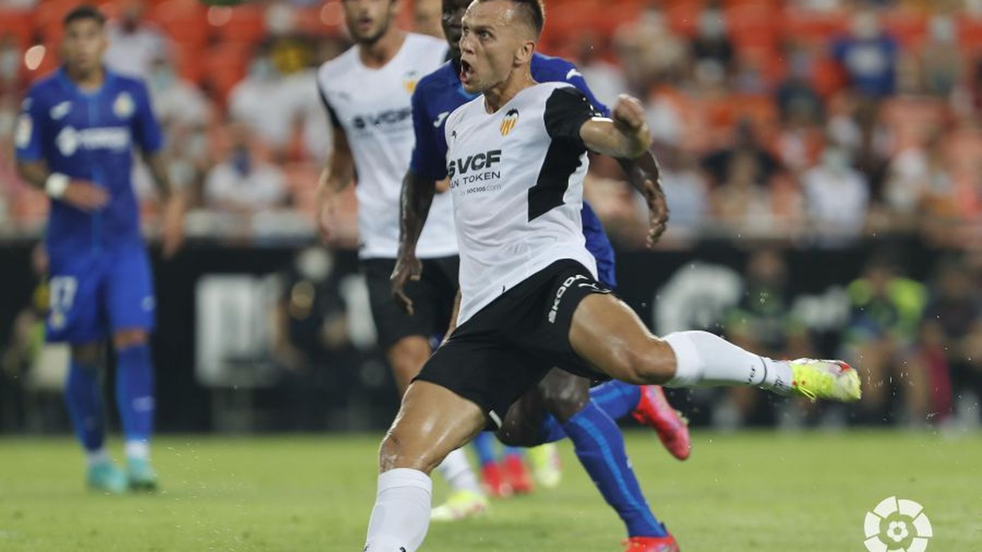 cheryshev_se_dispone_a_golpear_el_balon_ante_djene_001.jpeg cheryshev_se_dispone_a_golpear_el_balon_ante_djene_001.jpeg