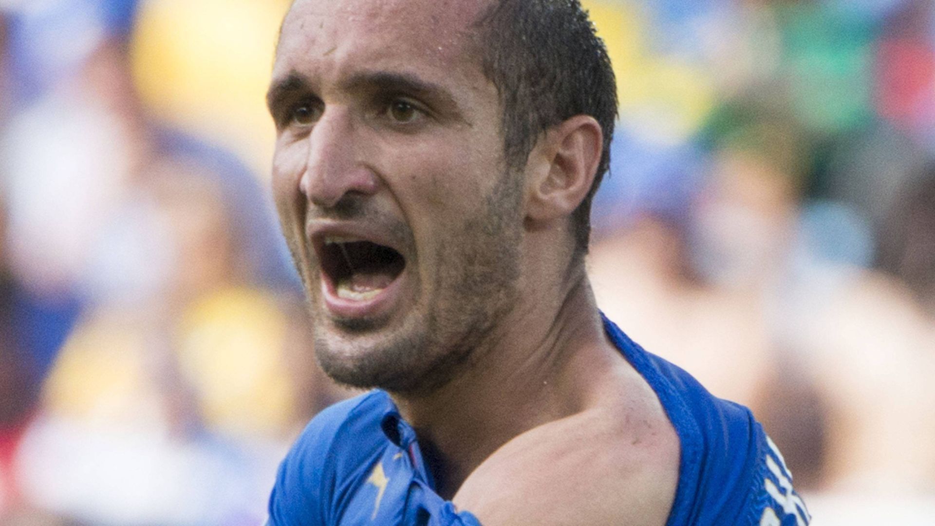 chiellini_ensenando_el_mordisco_de_luis_suarez_fuente_cordon_press_001.jpg