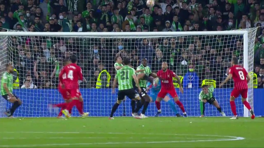 (Mediaset) Edgar, a punto de hacer historia de los derbis: su chilena la despeja Gudelj por centímetros