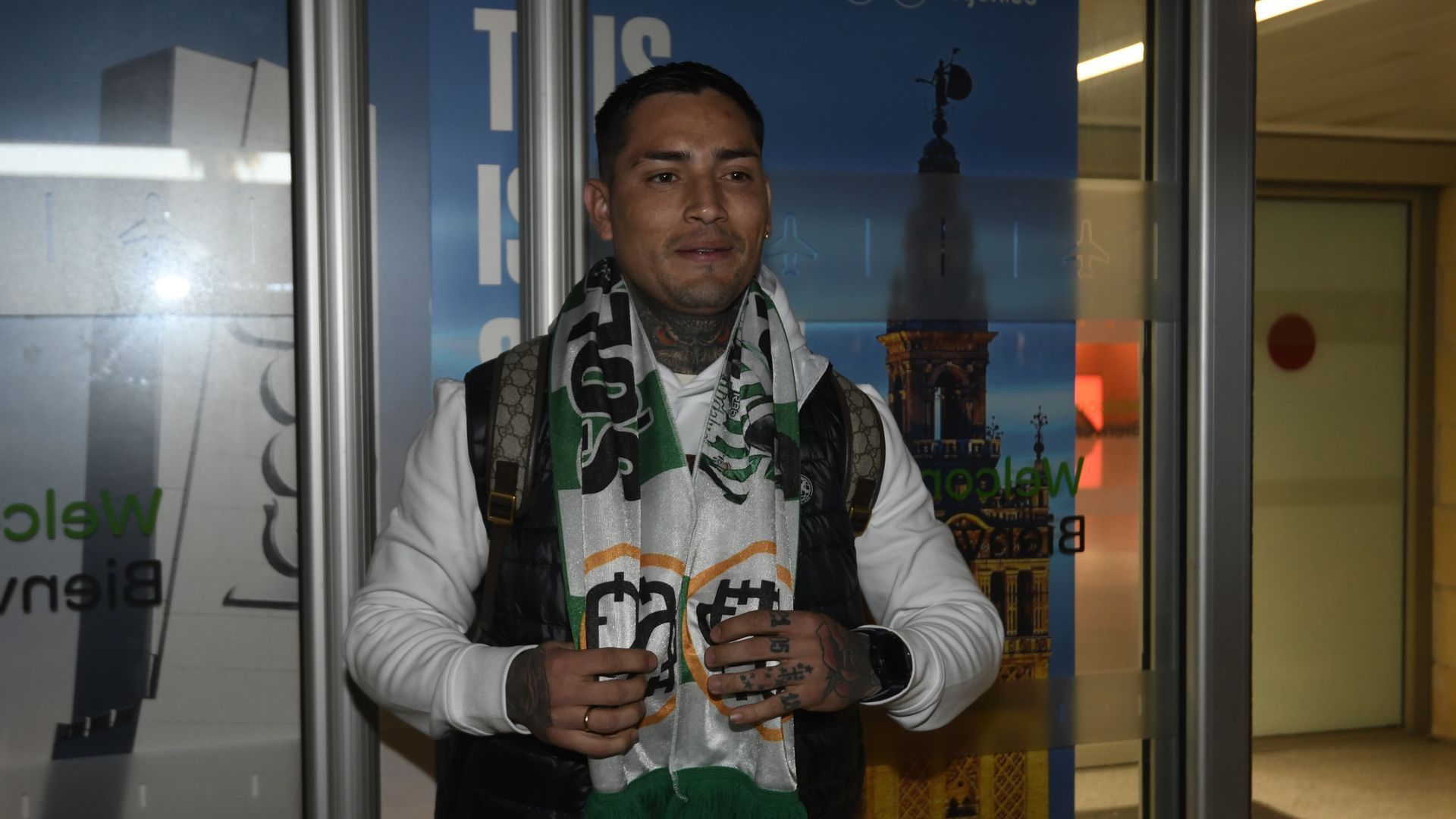 chimy_avila_posa_con_la_bufanda_del_betis_foto_kiko_hurtado.jpeg chimy_avila_posa_con_la_bufanda_del_betis_foto_kiko_hurtado.jpeg