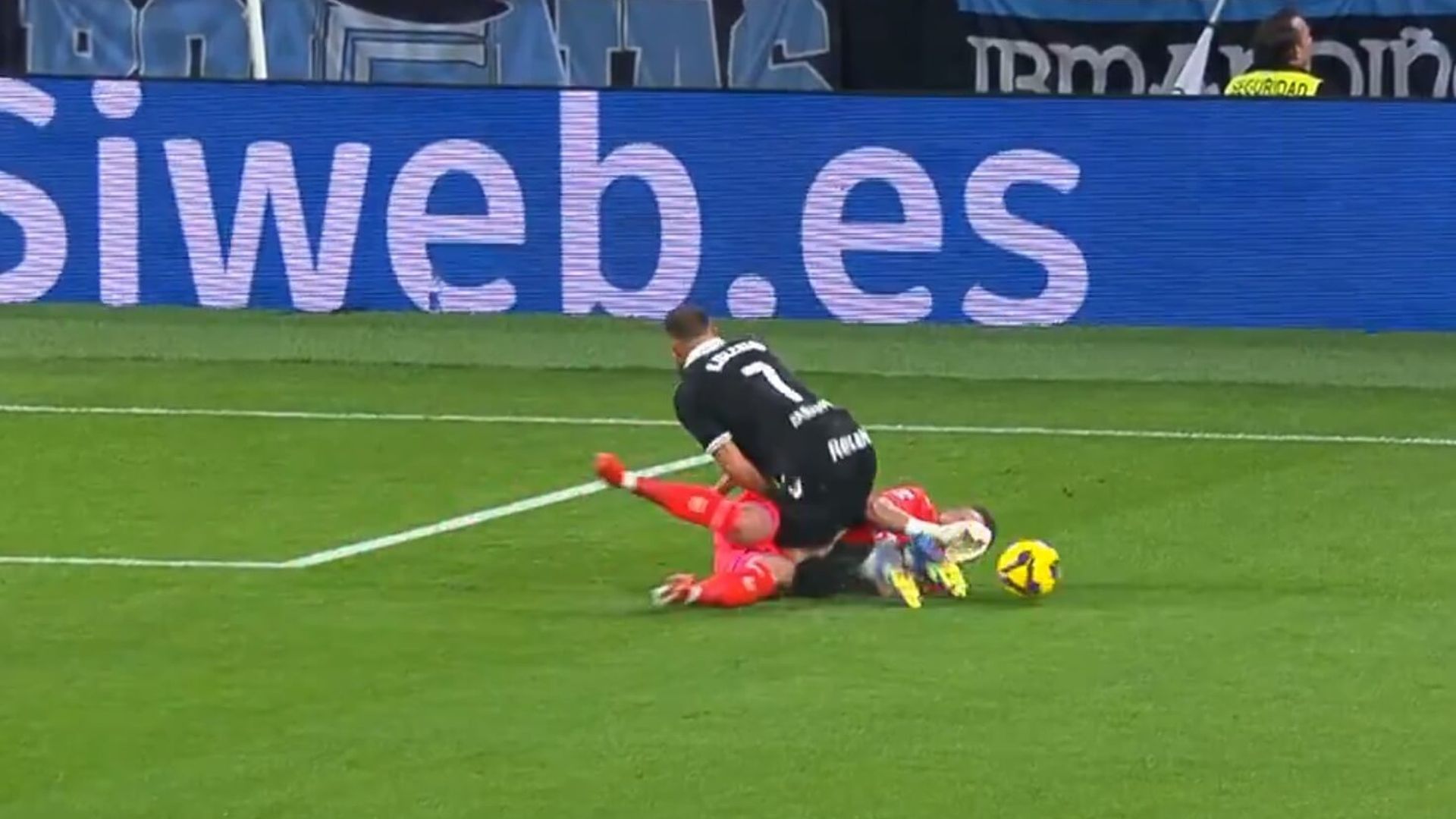 choque_entre_borja_iglesias_y_jasper_cillessen_001.jpg choque_entre_borja_iglesias_y_jasper_cillessen_001.jpg