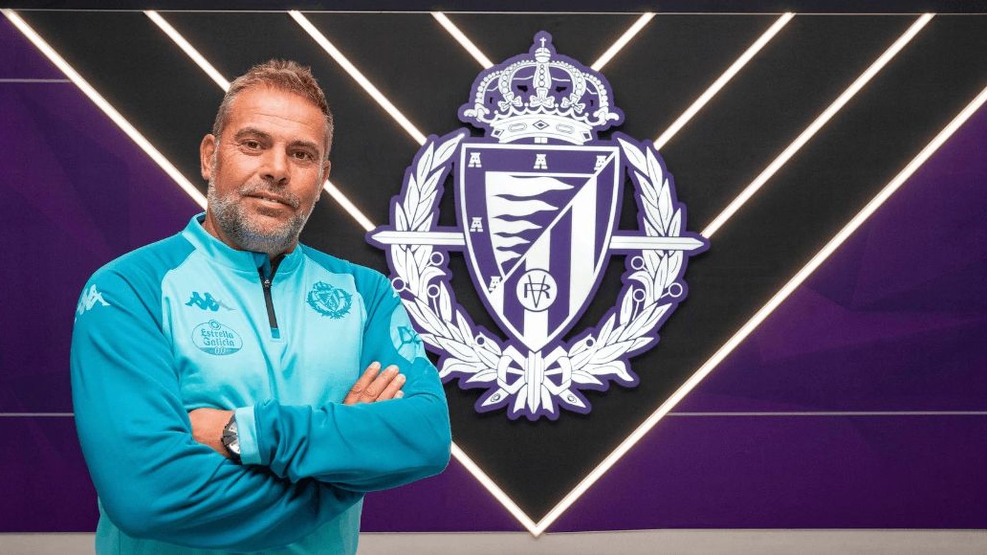chuchi_macon_posando_junto_al_escudo_del_real_valladolid.png