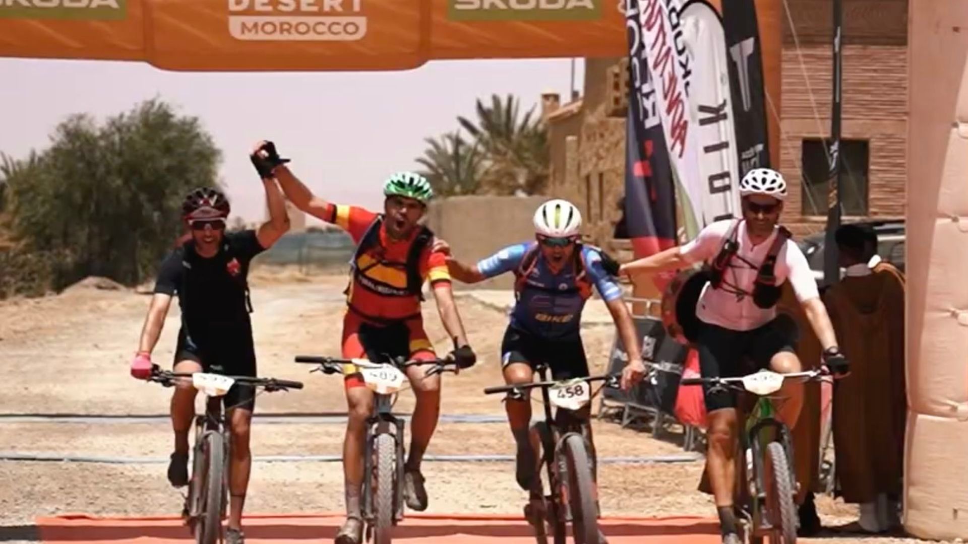 ciclistas_en_la_titan_desert_morocco_001.png ciclistas_en_la_titan_desert_morocco_001.png