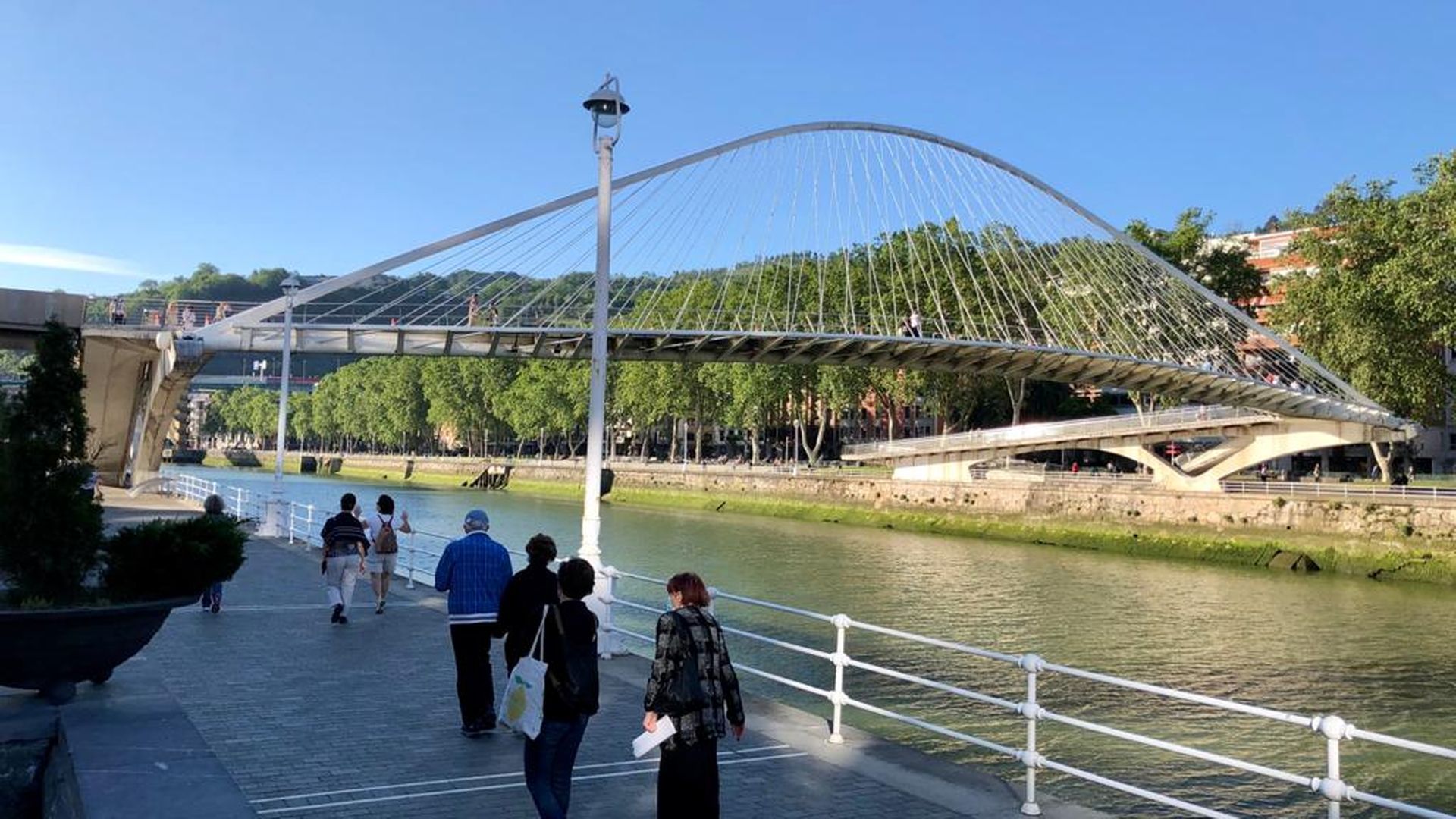 ciudadanos_de_bilbao_pasean_por_la_ria.jpeg