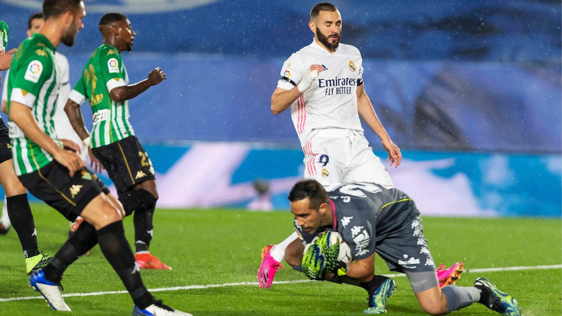 claudio_bravo_atrapa_la_pelota_ante_la_mirada_de_benzema_foto_cordon_press_001.jpg claudio_bravo_atrapa_la_pelota_ante_la_mirada_de_benzema_foto_cordon_press_001.jpg