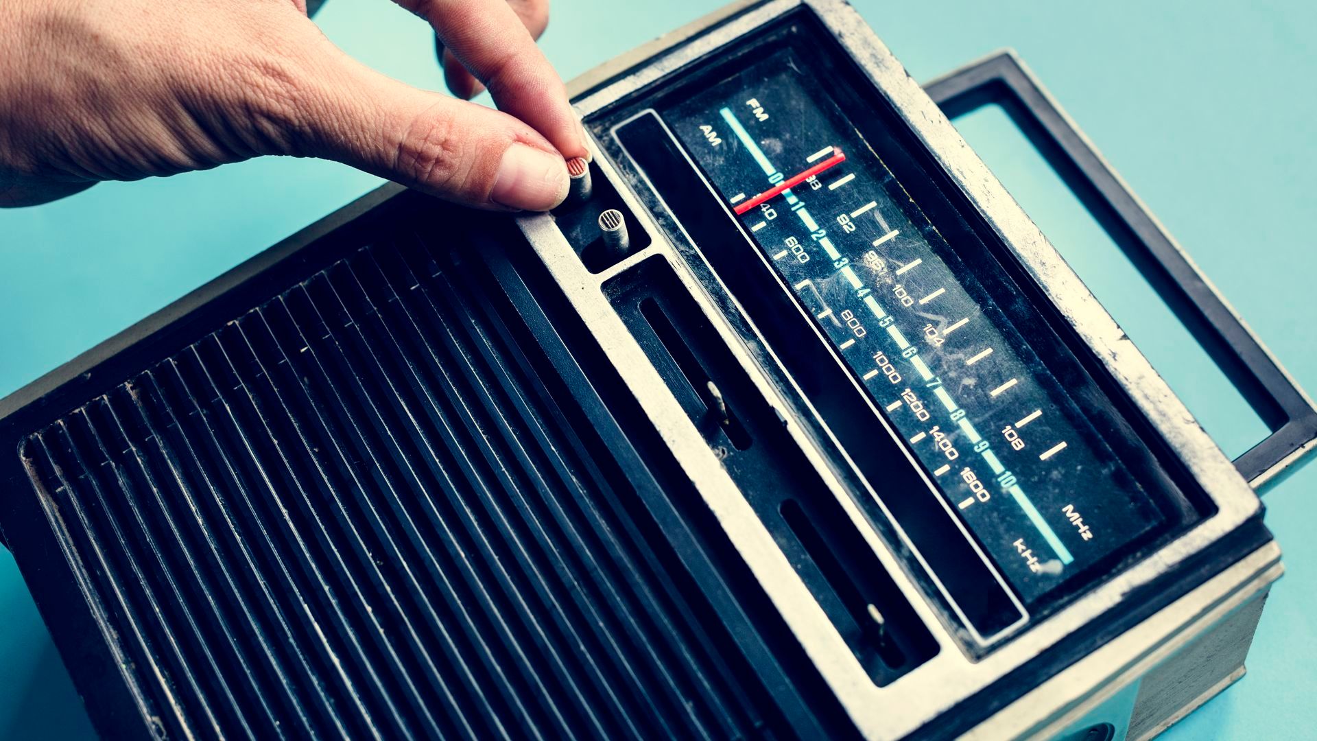 closeup_of_hand_tuning_classic_retro_radio_pjdc87z.jpg