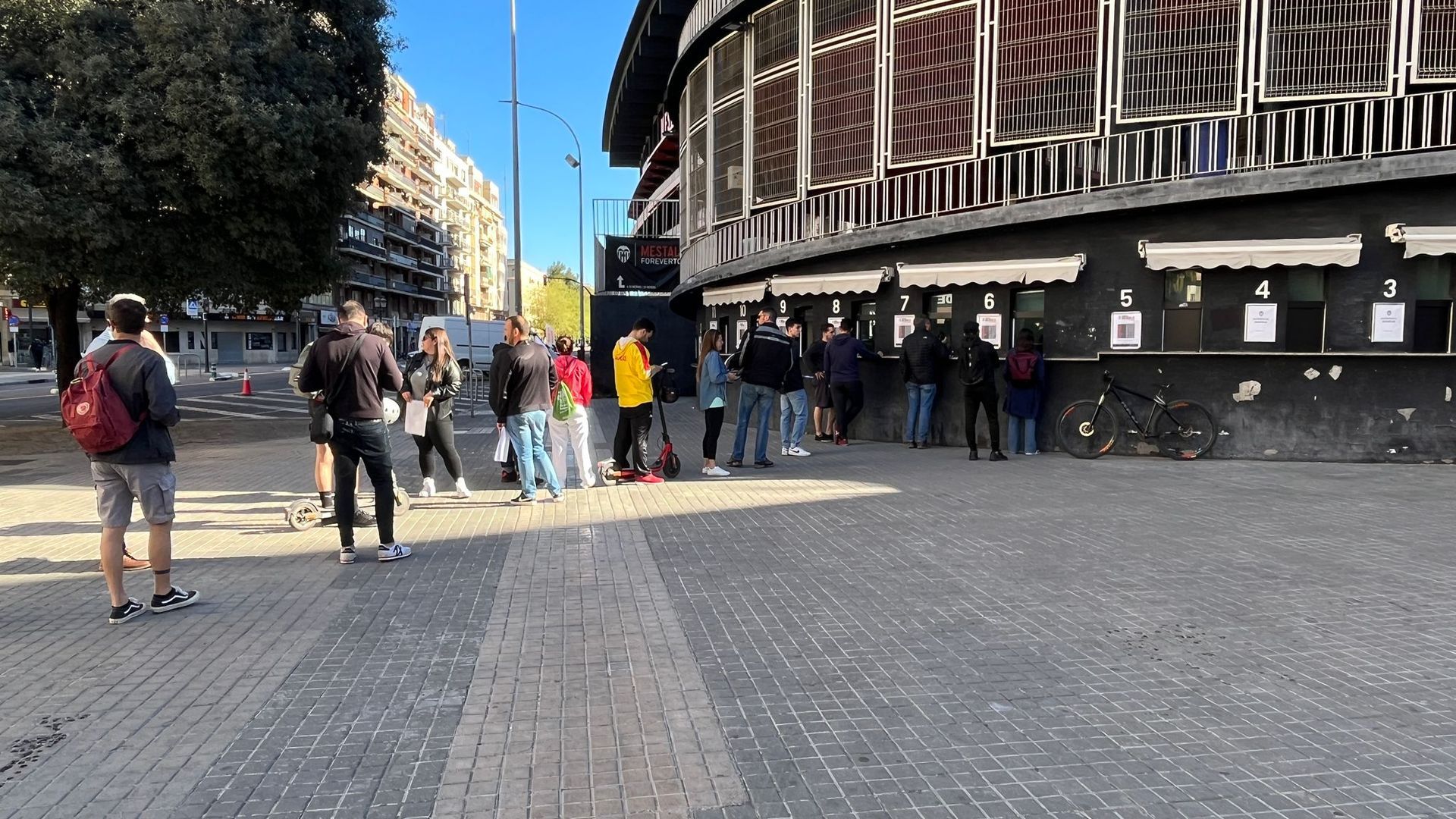colas_en_mestalla_comienza_el_asalto_a_almeria_en_autobuses_002.jpeg colas_en_mestalla_comienza_el_asalto_a_almeria_en_autobuses_002.jpeg