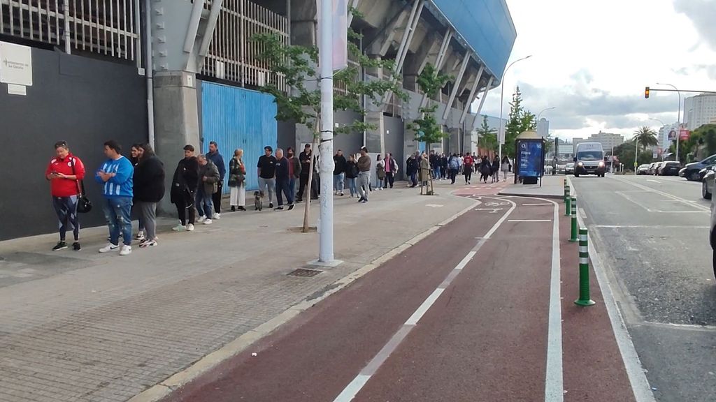 Colas desde las 7 de la mañana por ver al Dépor: "Esto lo hacemos por el club"