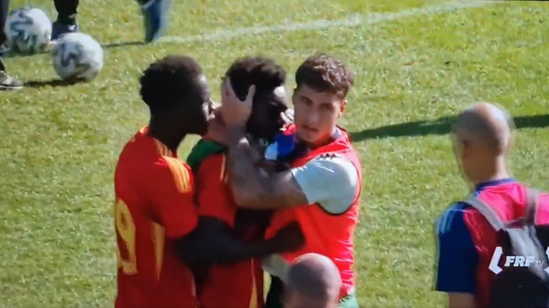 companeros_aguantan_a_elijah_gift_tras_el_espana___rumania_sub_19_foto_frp.jpeg companeros_aguantan_a_elijah_gift_tras_el_espana___rumania_sub_19_foto_frp.jpeg