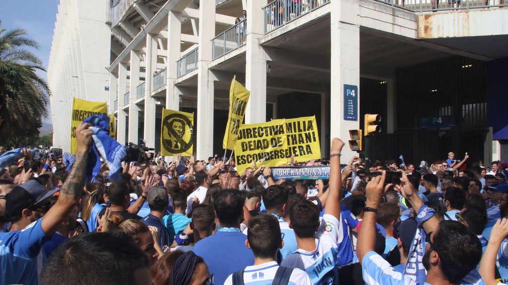 Protesta contra el jeque Al-Thani antes del Málaga-Almería